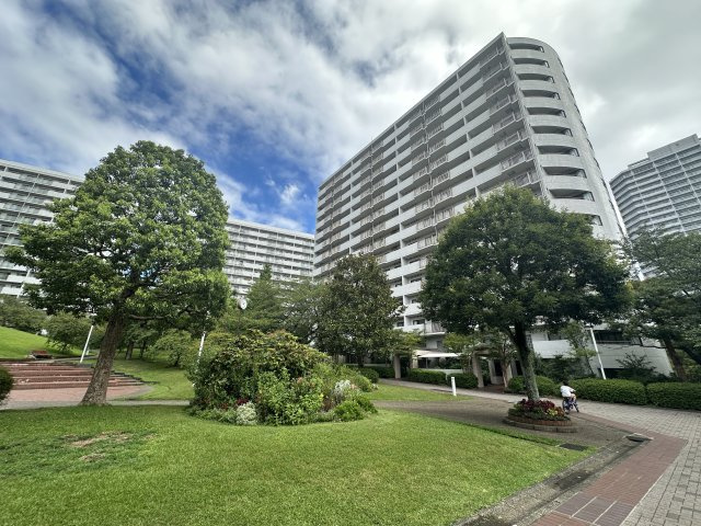 ニューシティ東戸塚パークヒルズH棟の外観|JR横須賀線。湘南新宿ライン東戸塚駅徒歩6分の便利な立地。993戸の大規模マンションなので管理も良好