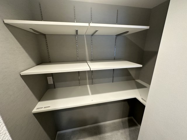 ニューシティ東戸塚パークヒルズH棟の収納|可動式の棚は大きさに合わせられるので便利な収納ができます。