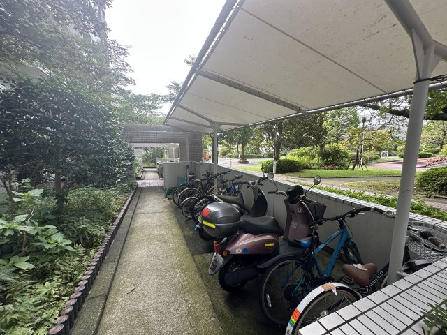 ニューシティ東戸塚パークヒルズH棟の駐輪場|屋根付き駐輪場です。