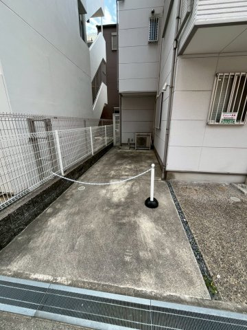 大阪市西区九条南３丁目の店舗事務所の駐車場
