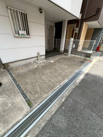 大阪市西区九条南３丁目の店舗事務所の駐車場