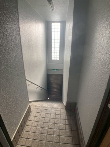 大阪市西成区岸里３丁目の店舗事務所の玄関