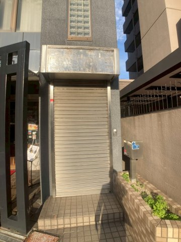 大阪市西成区岸里３丁目の店舗事務所のエントランス