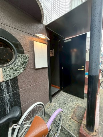 大阪市生野区新今里３丁目の店舗一部のエントランス