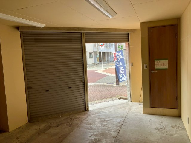 大阪市港区磯路３丁目の店舗事務所のエントランス