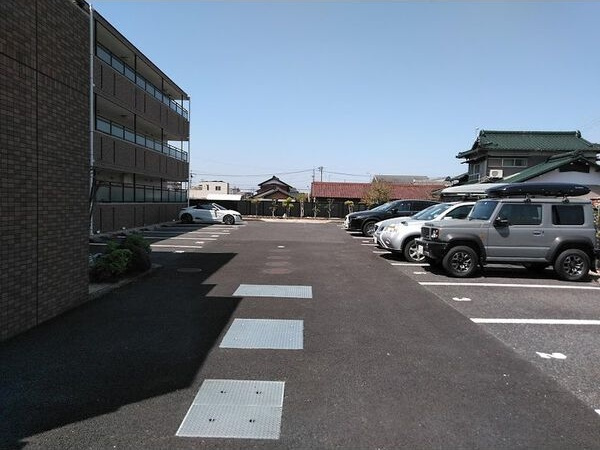 サンクレストの駐車場