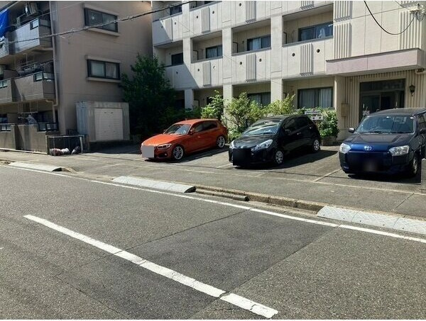 アルファコート名南の駐車場