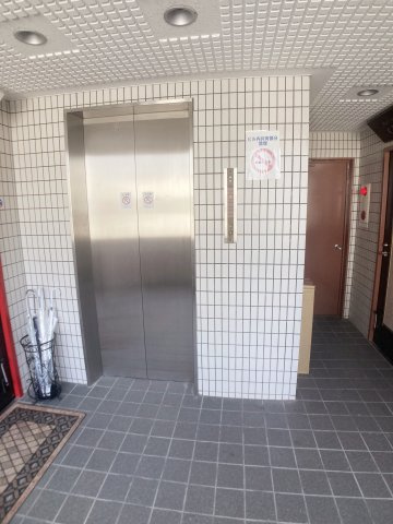 八尾市本町７丁目の店舗一部のエントランス