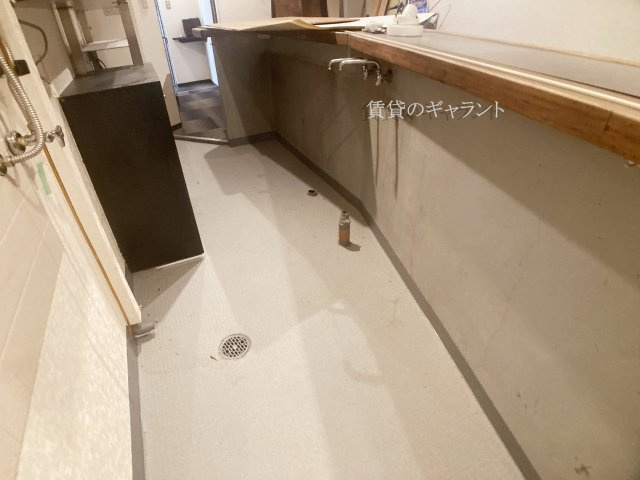 八尾市本町７丁目の店舗一部のバルコニー