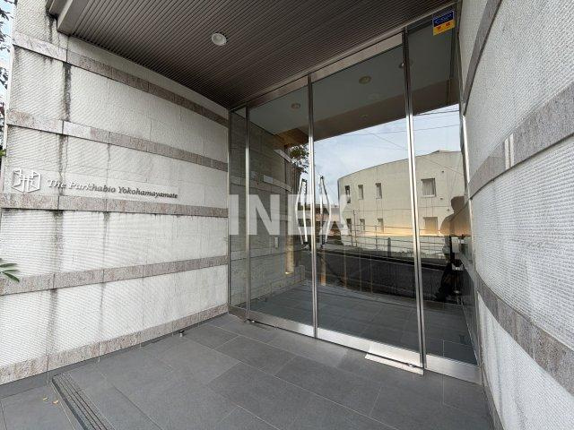 横浜市中区石川町２丁目の賃貸マンションのエントランス