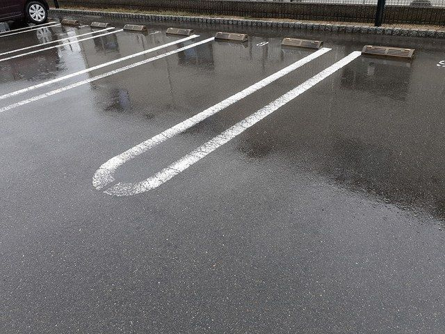 ラフレシール・ジュネスの駐車場
