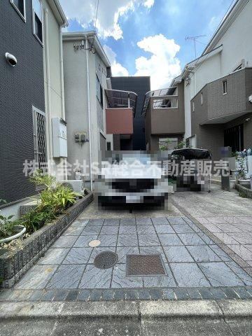 高井田中1丁目中古戸建の駐車場|お車をお持ちの方には必要な駐車場はスペース1台分有♪自転車・バイクも置けます！