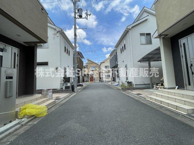 高井田中1丁目中古戸建の前面道路含む現地写真|当日予約も大歓迎です！土日祝、雨の日やお子様連れのお客様の送迎も可能ですのでお気になさらずお問合せ下さい。お仕事終わりのお時間にも柔軟に対応致しますのでお気軽にお申し付け下さいませ。