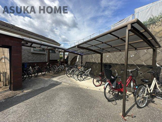 山手ガーデンハイツの駐輪場|大切な自転車を雨から守ってくれる屋根付きの駐輪スペースです。
