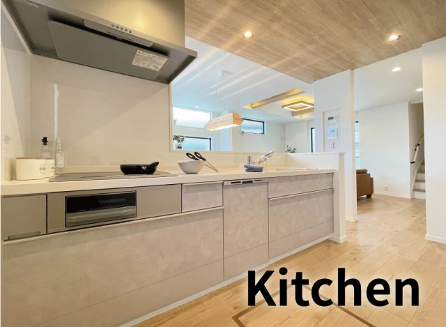 【設備】 | トラストステージ　志木市中宗岡1丁目15期　限定1棟 | 【Kitchen】
LIXIL I 型システムキッチ（IH）
食洗機・浄水機能付水栓がついたシステムキッチン。人造大理石のカウンターは油汚れがつきにくく綺麗を保ちます。