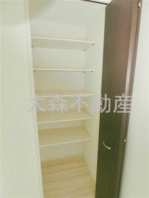 タウンハウス大森の収納|キッチン脇の棚収納