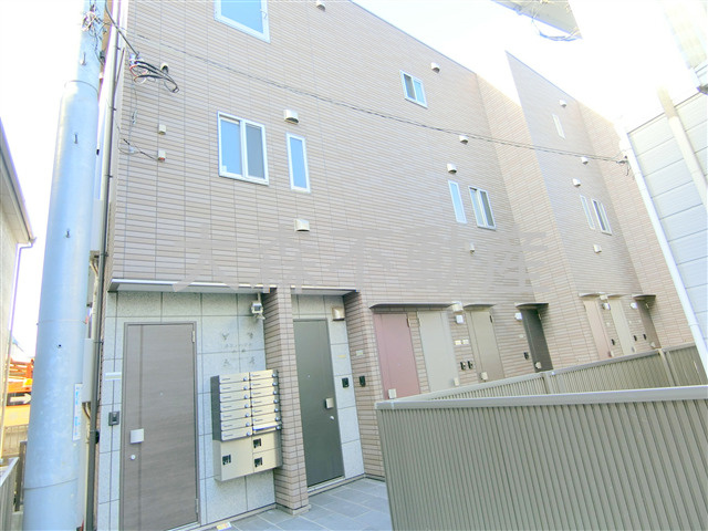 タウンハウス大森の外観|2015年12月築　鉄骨造地上3階建て総戸数14戸の人気賃貸アパート
東京都大田区大森東3丁目　京浜急行本線大森町駅徒歩11分、平和島駅徒歩15分