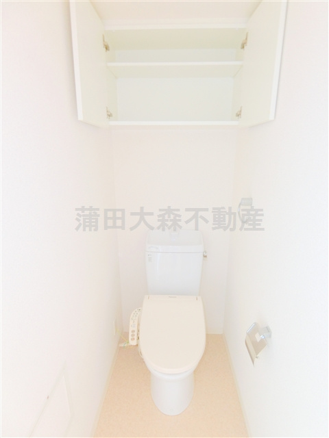 FORTIS大森のトイレ|吊戸棚と温水暖房便座付きのトイレ
