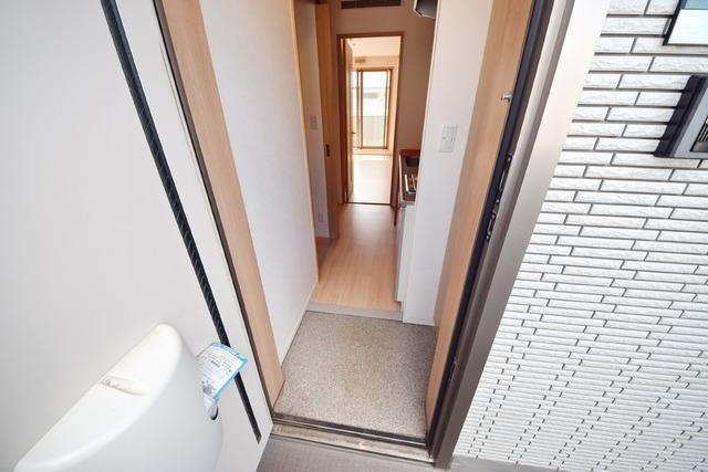 狛江市和泉本町１丁目のアパートの玄関