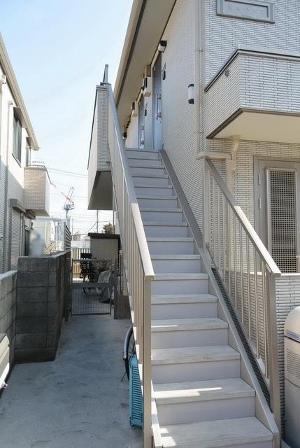 狛江市和泉本町１丁目のアパートのエントランス