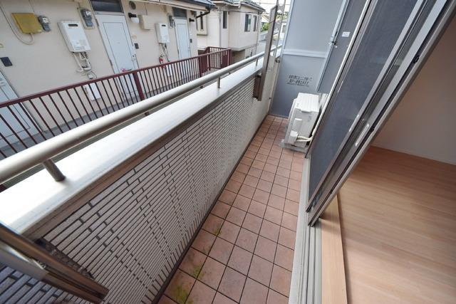 狛江市和泉本町１丁目のアパートのバルコニー
