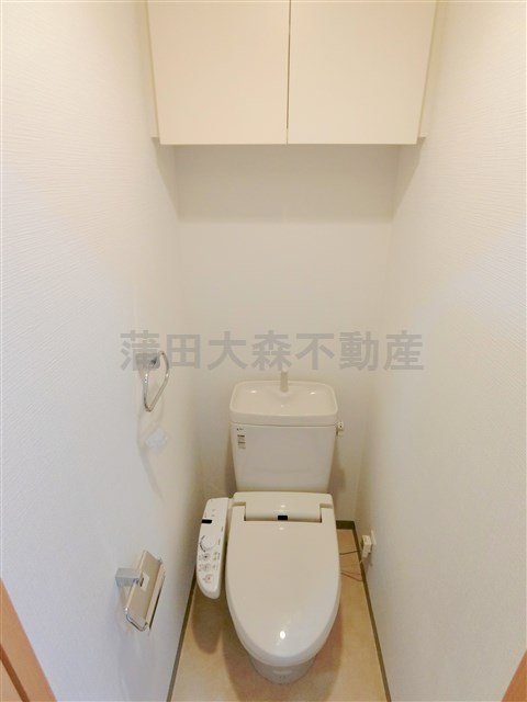 リヴシティ平和島のトイレ|吊戸棚収納と温水洗浄暖房便座付きのトイレ