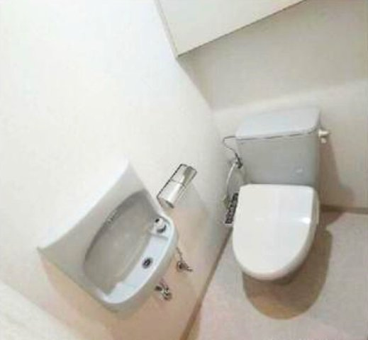 ライオンズマンション篠原北町のトイレ|洗面台付・ウォシュレット付き