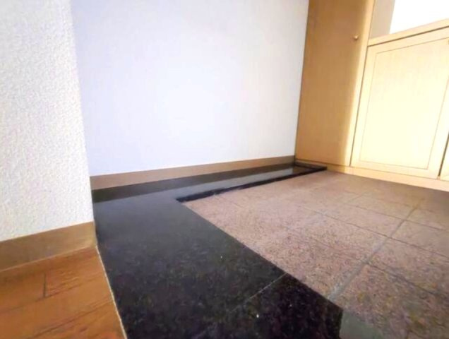 ライオンズマンション篠原北町の玄関|居住者の帰り、訪れる方を優しく迎える・安らぎに満ちた生活空間を予感させる。健やかな暮らしを楽しめそう
