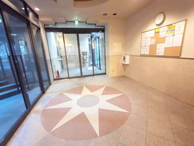 ライオンズマンション篠原北町のエントランス|シンプル且つモダンなエントランス＆ホール。ゆとりを感じさせる上質で明るい空間が住まう人や訪れる人を心地よく迎え入れてくれます。