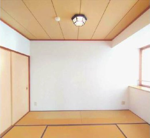 ライオンズマンション篠原北町の和室|17.9帖のLDと隣接した6帖の和室。
和室は、リビングから目が届く場所なので、お子様の遊び部屋・お昼寝スペースとして使うのもオススメです