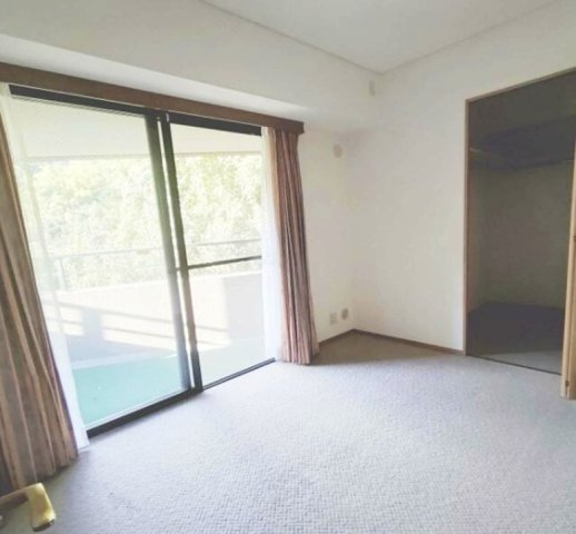 ライオンズマンション篠原北町の洋室|5.7帖洋室　通風・採光にも優れ、心地よい光と風があふれています