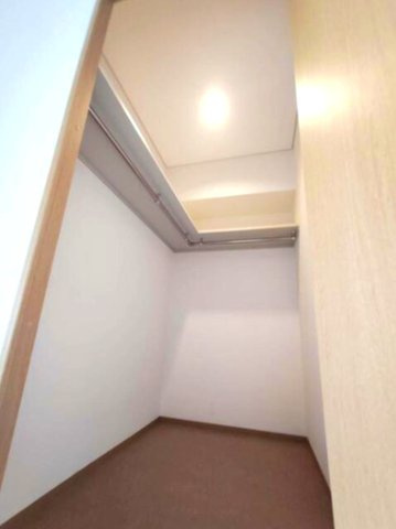 ライオンズマンション篠原北町の収納|ウォークインクローゼットのある住まいで収納上手な生活を実現！衣類だけでなく、箱物や思い出の品もたっぷり収納できますので、整理整頓もスムーズに。居室空間をより広々と使えます
