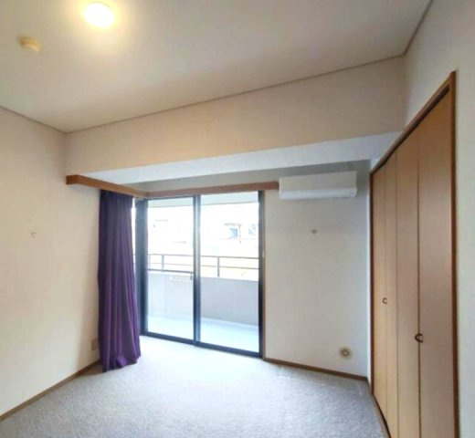 ライオンズマンション篠原北町の洋室|6.7帖洋室　大きな窓からたっぷりの日差しが降り注ぐ明るい室内です。