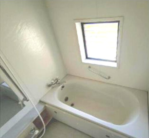 ライオンズマンション篠原北町の浴室|浴室は窓付きタイプ　換気と採光が簡単にでき、お風呂をすぐに温め直すことのできる、追い焚き機能付き
