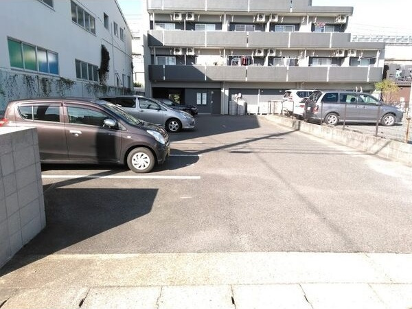 UNAX -Vの駐車場