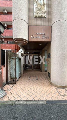 横浜市南区南吉田町２丁目の賃貸マンションのエントランス
