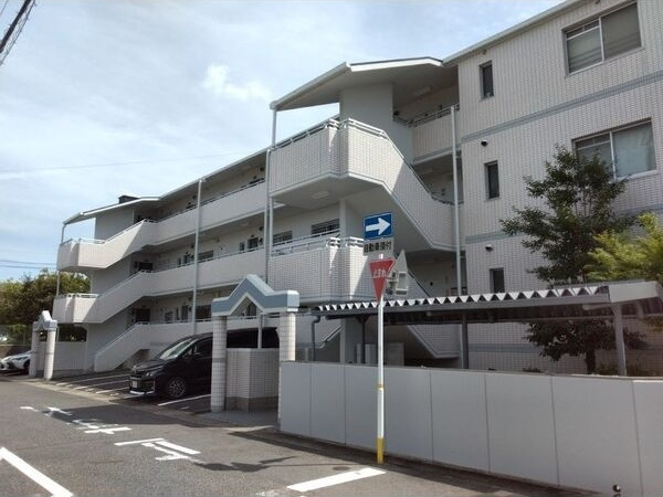 ロイヤルサンコー(A棟)の外観