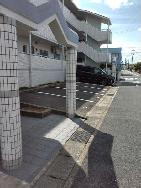 ロイヤルサンコー(A棟)の駐車場