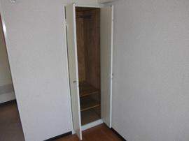 収納はコンパクトに半間！