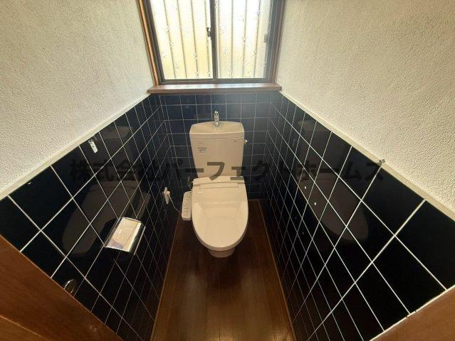 藤田町戸建　賃貸のトイレ|ゆったりとした空間のトイレです
