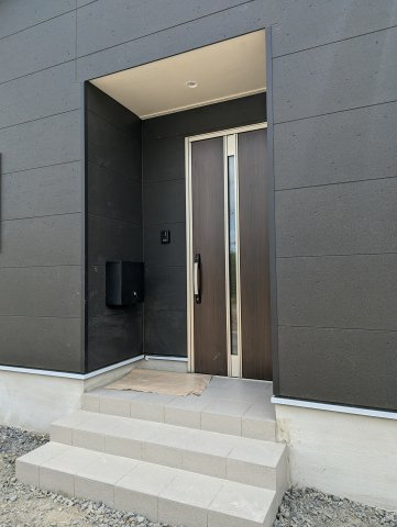 小美玉市堅倉第１の玄関|エントランスです。帰りたくなる家、住む幸せ、ご見学の際はお問合せ下さい。心よりお待ちしております～。（同施工物件）