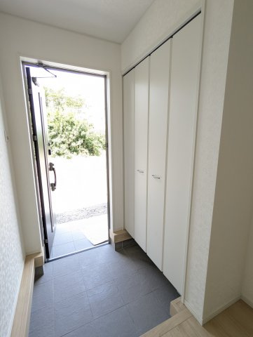小美玉市堅倉第１の玄関|明るい玄関で一日の始まりの扉をあけてでかけましょう♪（同施工物件）
