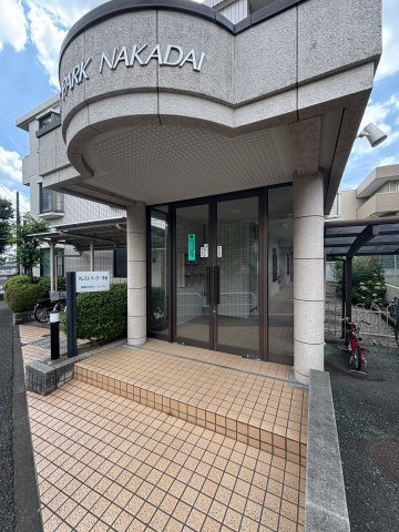 クレストパーク中台のエントランス