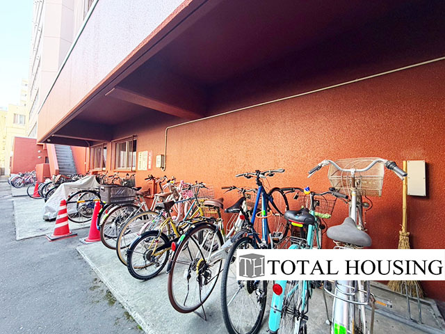 【駐輪場】 | 朝日プラザ偕楽園 | 駐輪場は屋根付きなので、雨風の影響を受けにくく、自転車を直射日光から守ることができます。