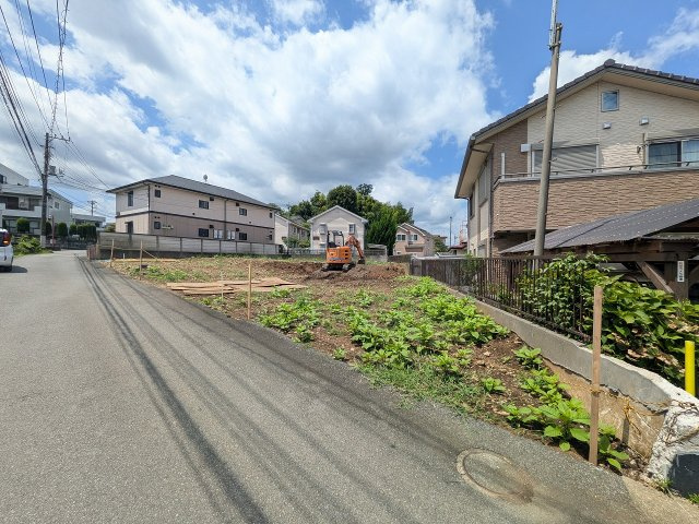 八王子市　長房町　新築一戸建て　５期の前面道路含む現地写真|～南東側4ｍ道路に面しています～