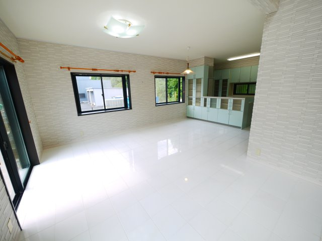長生郡白子町南日当　中古戸建の居間・リビング|平成14年12月築 大理石調の玄関ホール リビング約25帖IHクッキングヒーター 駐車2台可