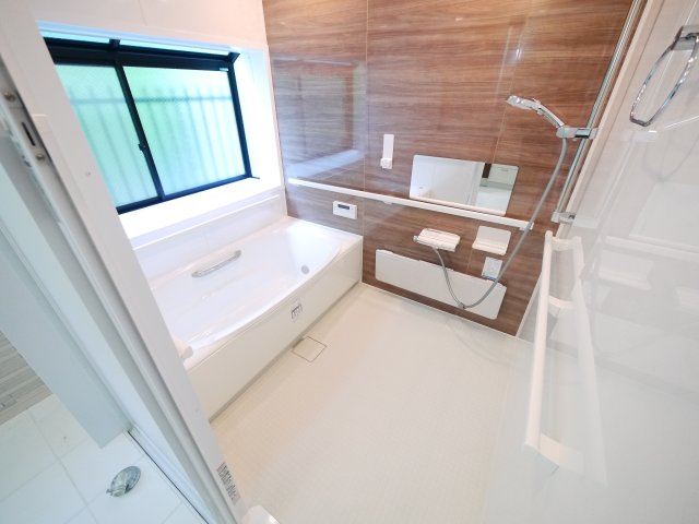 長生郡白子町南日当　中古戸建の浴室|平成14年12月築 大理石調の玄関ホール リビング約25帖IHクッキングヒーター 駐車2台可