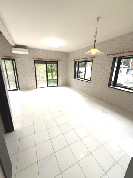 長生郡白子町南日当　中古戸建の居間・リビング|平成14年12月築 大理石調の玄関ホール リビング約25帖IHクッキングヒーター 駐車2台可