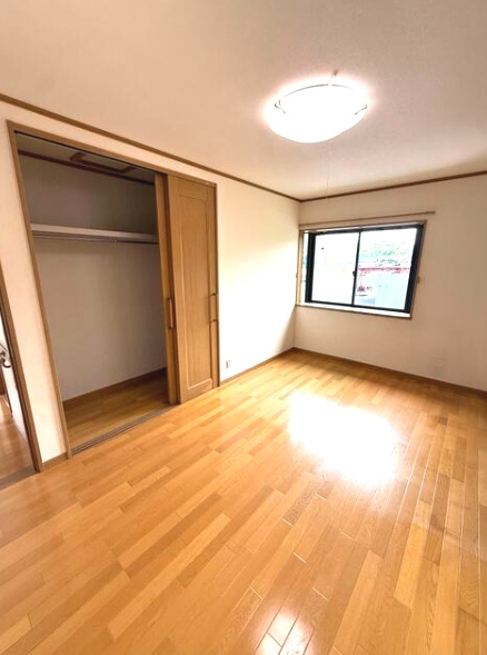 長生郡白子町南日当　中古戸建の洋室|平成14年12月築 大理石調の玄関ホール リビング約25帖IHクッキングヒーター 駐車2台可