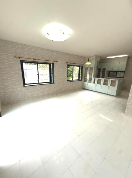 長生郡白子町南日当　中古戸建の居間・リビング|平成14年12月築 大理石調の玄関ホール リビング約25帖IHクッキングヒーター 駐車2台可